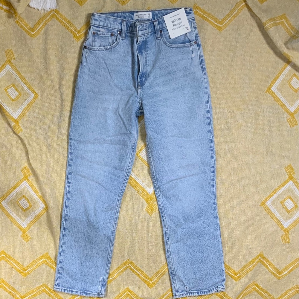 NWT Abercrombie & Fitch The 90's Straight Ultra High Rise Jeans SIZE: 28/6s